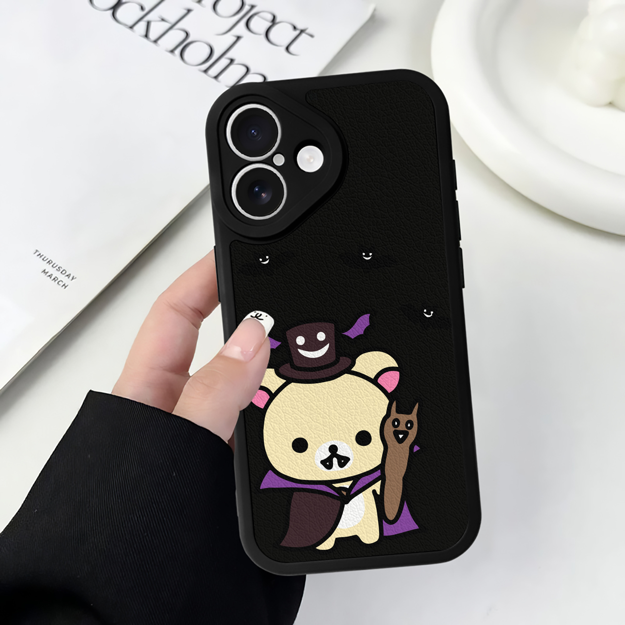 （画像用） リラックマ リラックマ キイロイトリ Rilakkuma Korilakkuma Kiiroitori 【iPhone 16シリーズ対応】シリコンスマホケース（レザー調） 材質：シリコン